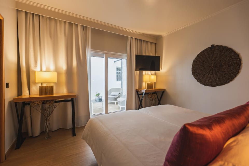 Bed, Balcony/Terrace, Photo of the whole room, Decorative detail, Bedroom