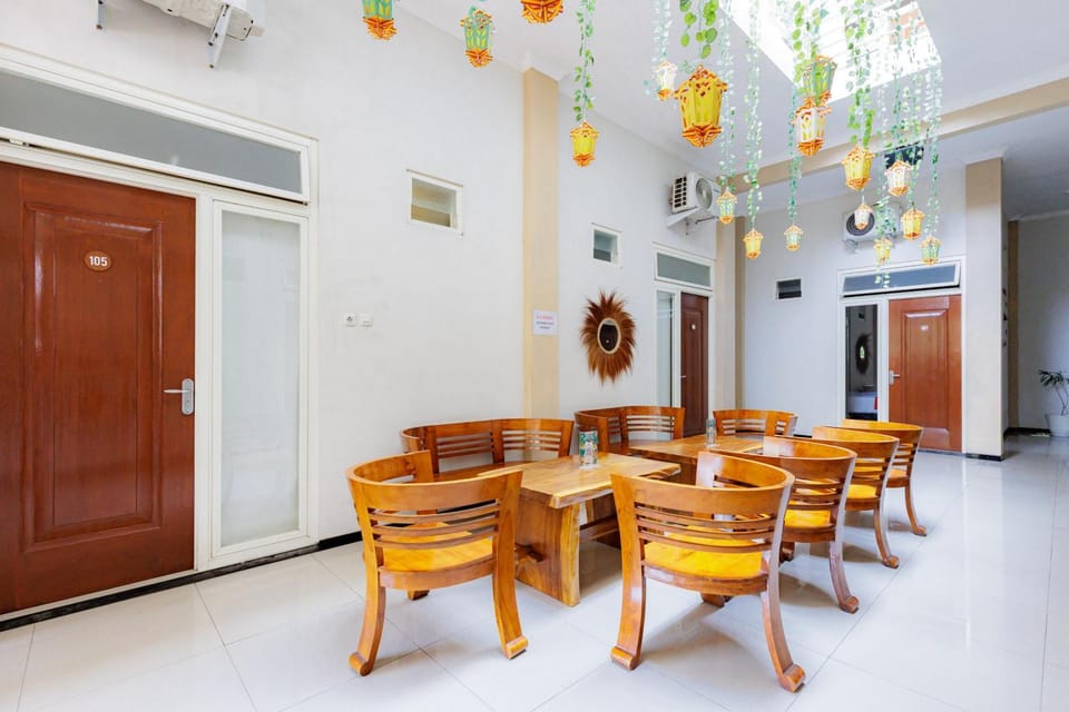 Seating area, Breakfast
