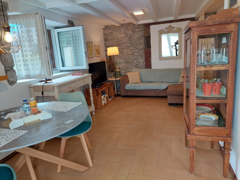 TV and multimedia, Living room, Dining area
