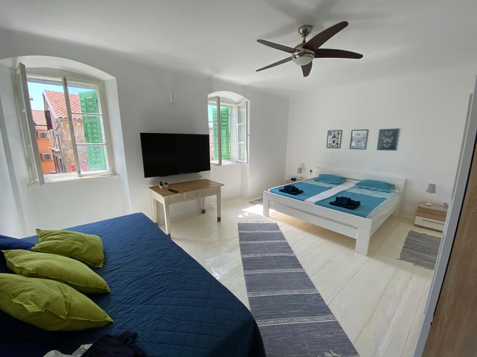 TV and multimedia, Bedroom, fireplace