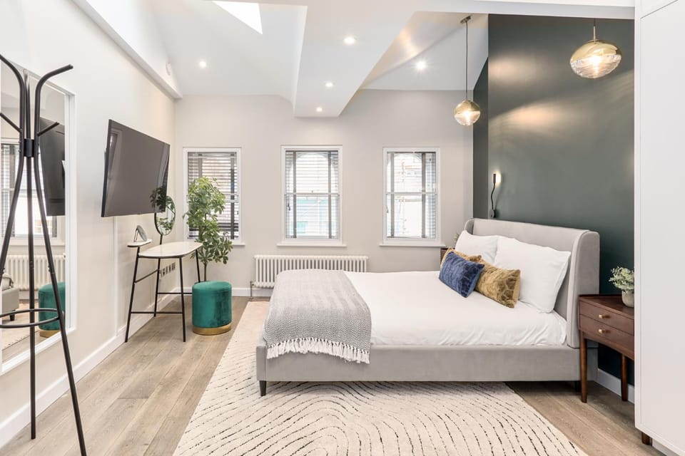 Bed, TV and multimedia, Bedroom