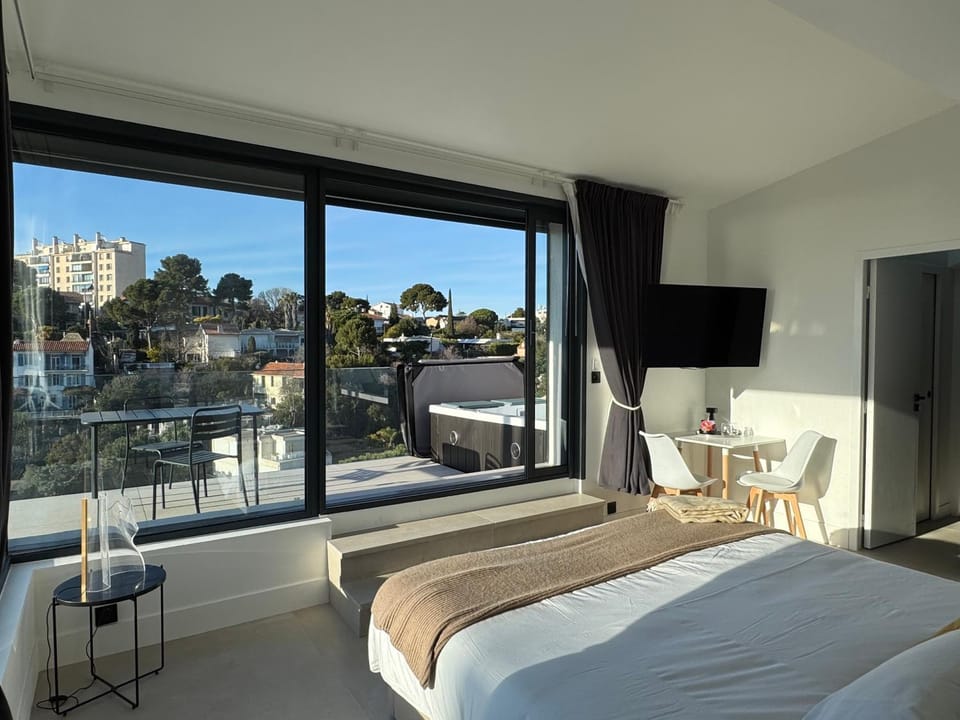 La LUNA - VILLA D'ARCHITECTE B&B VUE MER ET JACUZZI Bed and Breakfast in Marseille