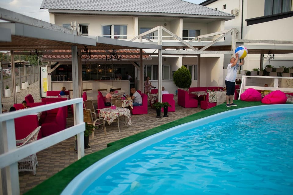 Property building, Day, People, Pool view, Swimming pool, group of guests, sunbed