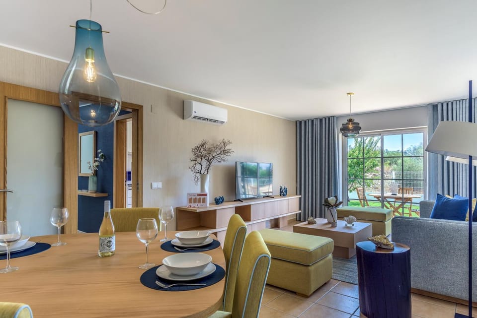 Living room, Dining area