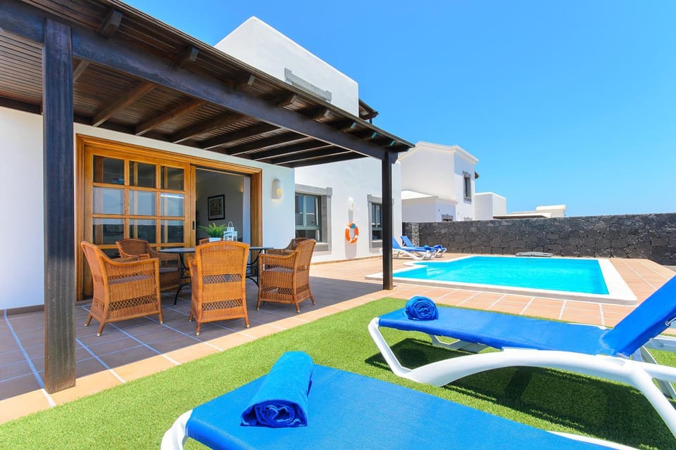 Patio, Swimming pool, Swimming pool