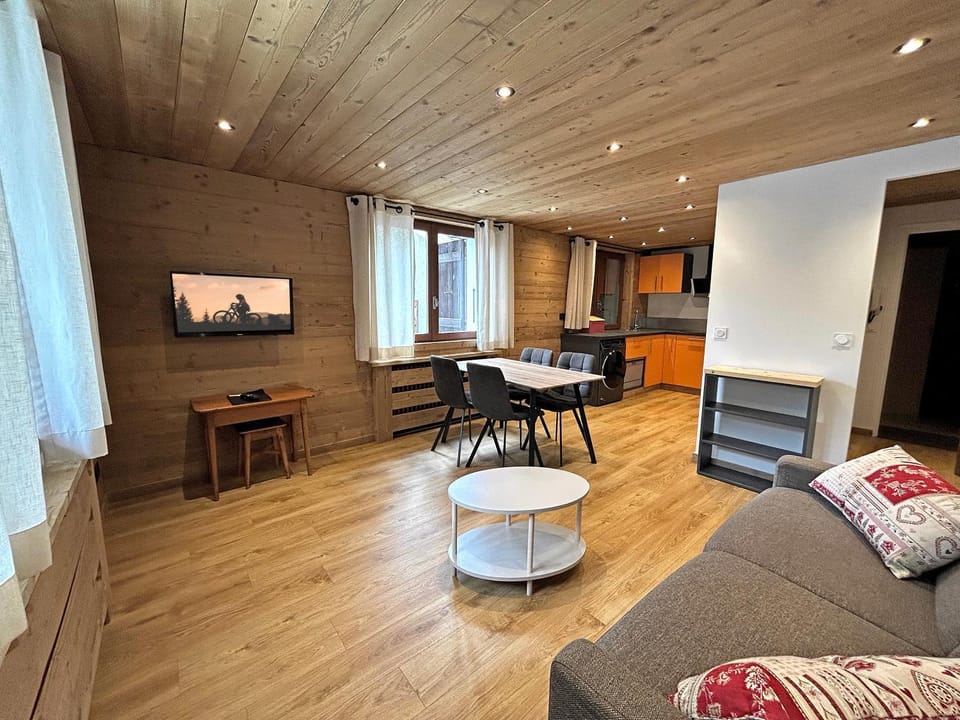 TV and multimedia, Kitchen or kitchenette, Living room, Seating area, Dining area