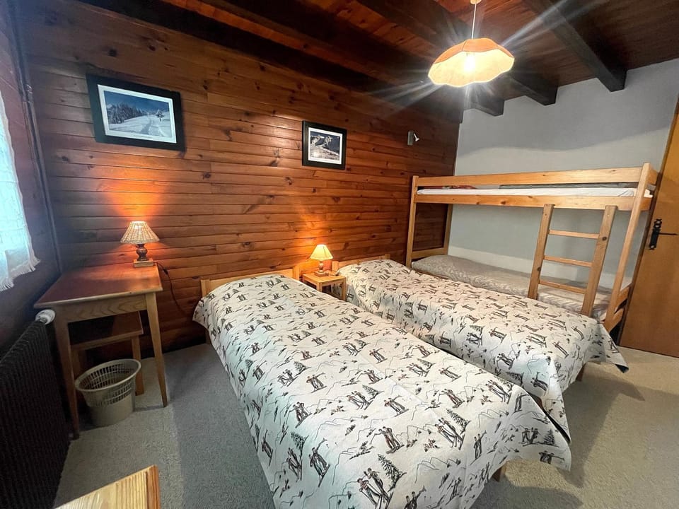 Bed, Photo of the whole room, Bedroom, bunk bed