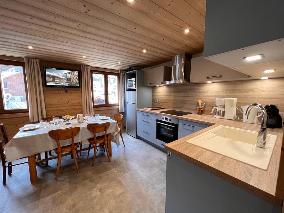 Kitchen or kitchenette, Dining area