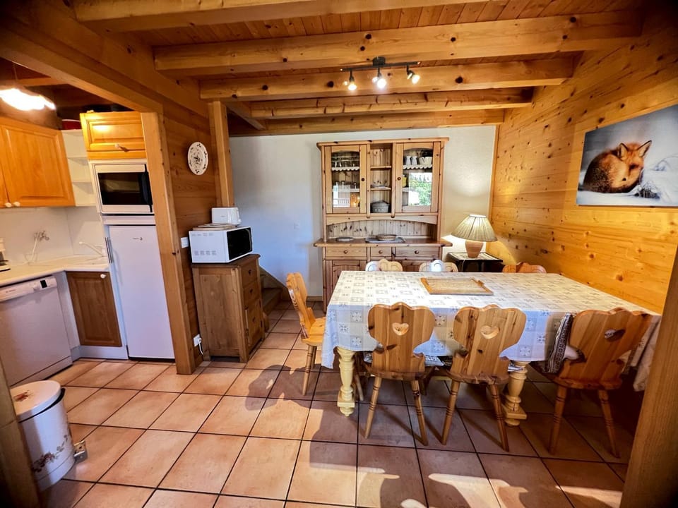 Kitchen or kitchenette, Dining area, dishwasher, oven, stove