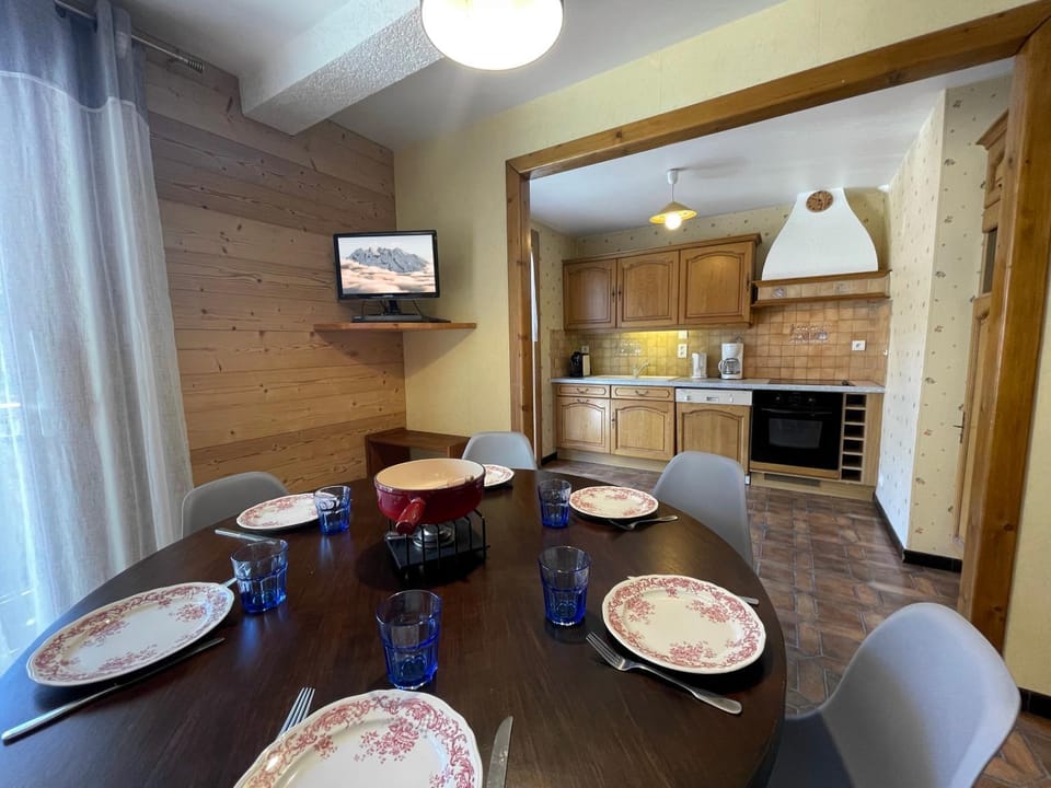Kitchen or kitchenette, Dining area