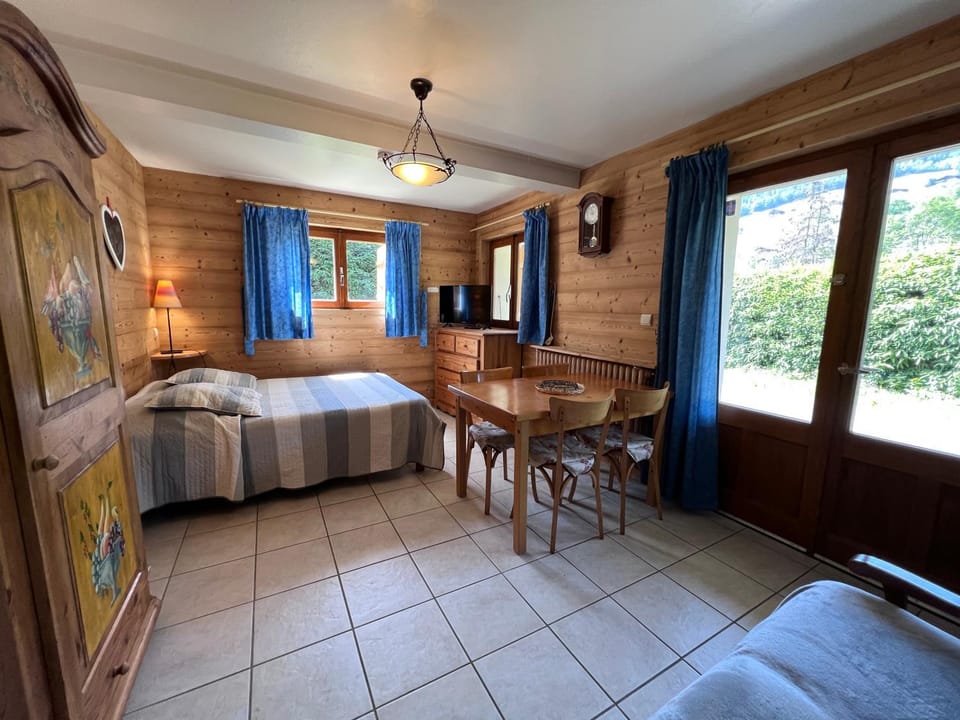 Photo of the whole room, Dining area