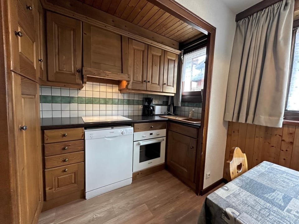 Kitchen or kitchenette, oven, toaster