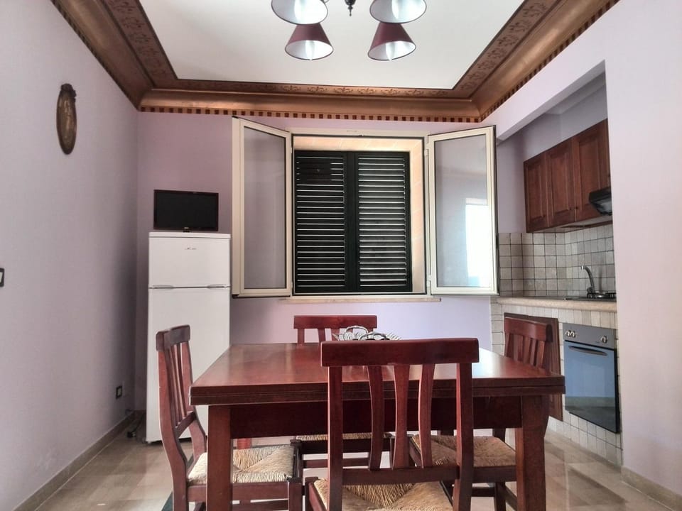 TV and multimedia, Kitchen or kitchenette, Living room, Seating area, Dining area