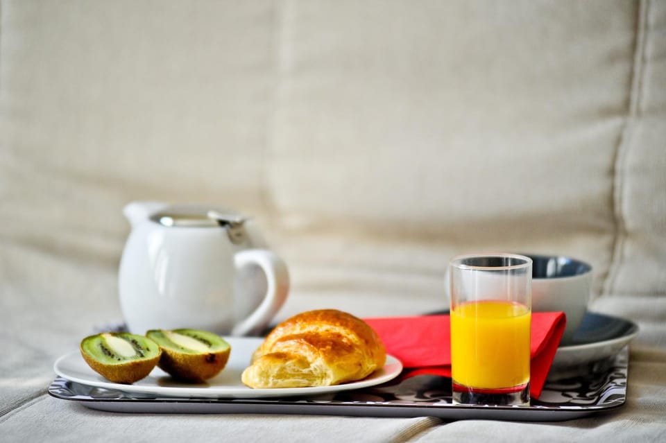 Bedroom, Breakfast