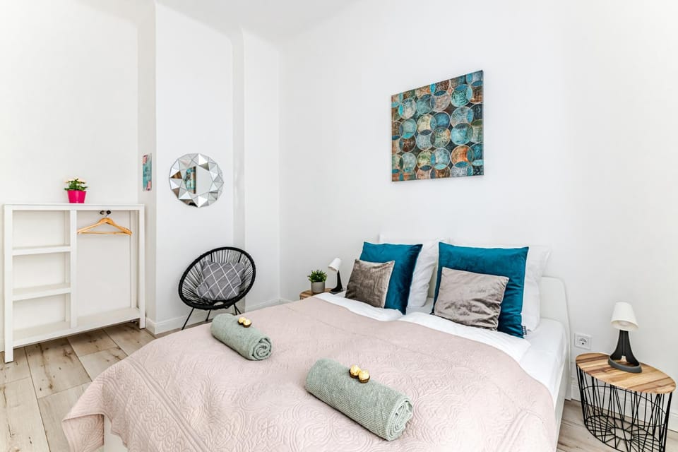 Bed, towels