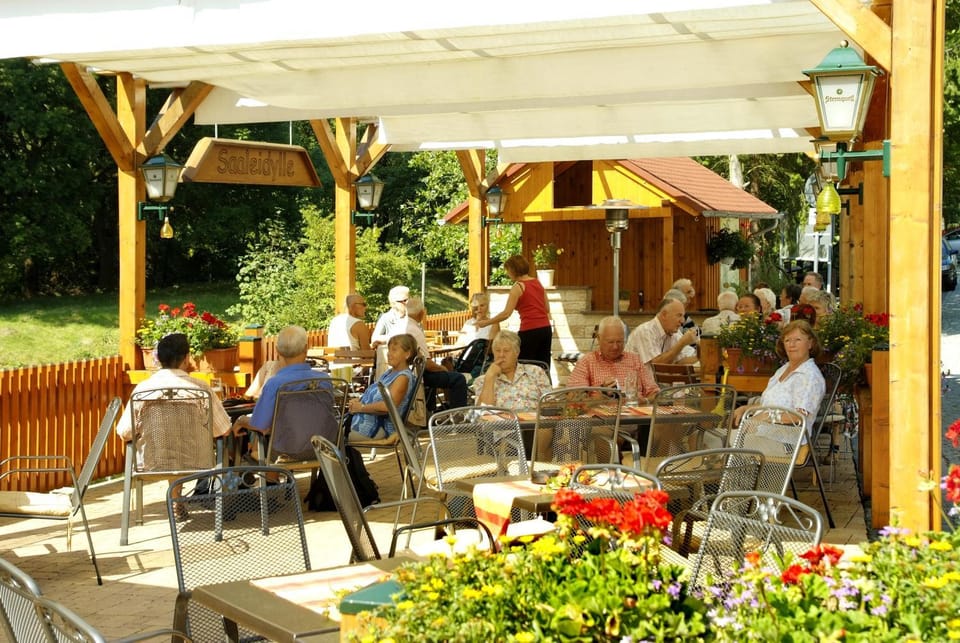 Restaurant/places to eat, Balcony/Terrace, Food and drinks