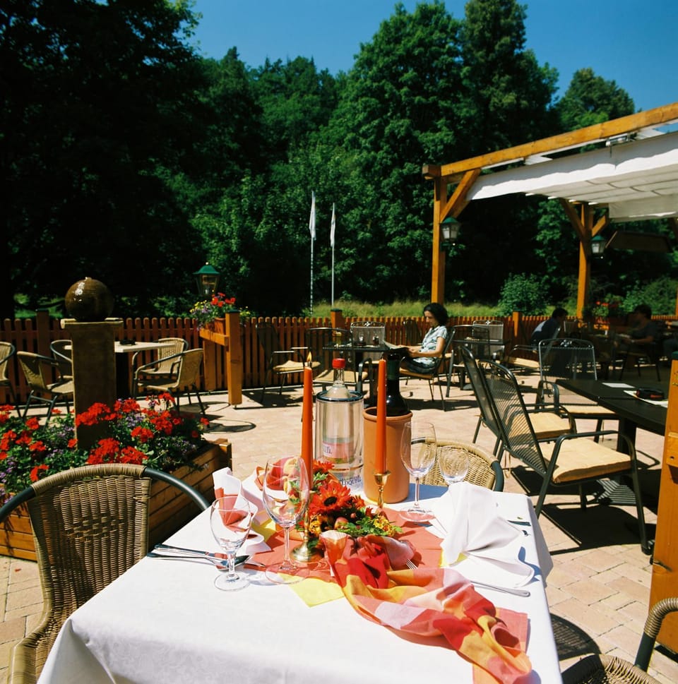 Restaurant/places to eat, Balcony/Terrace, Food and drinks