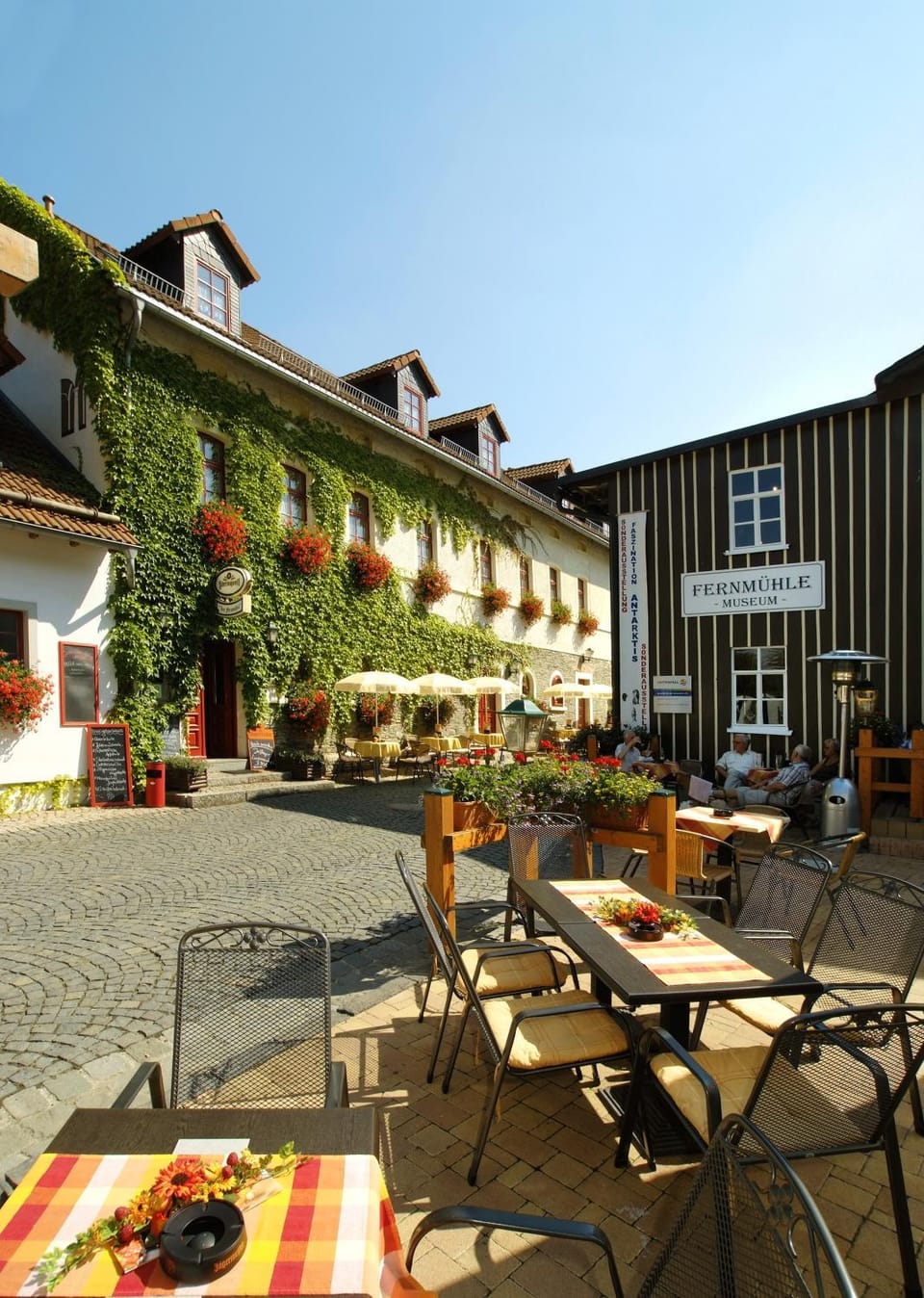 Property building, Restaurant/places to eat