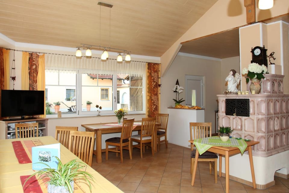 Restaurant/places to eat, Lounge or bar