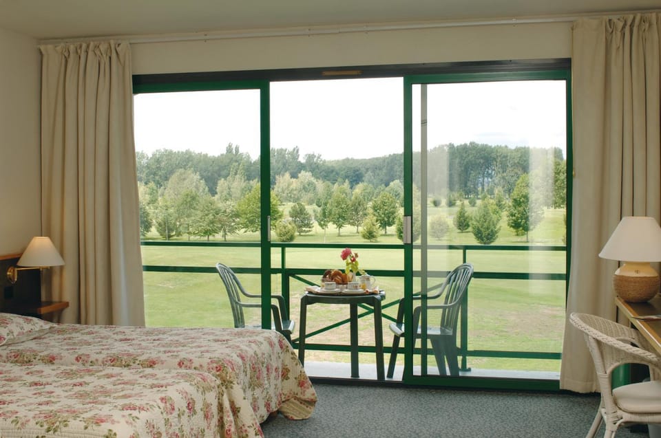 Golf Hotel Colvert - Piscine extérieure et Room Service Hotel in Bourgogne-Franche-Comté