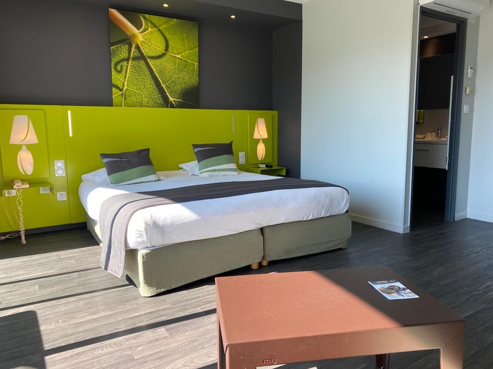 Golf Hotel Colvert - Piscine extérieure et Room Service Hotel in Bourgogne-Franche-Comté