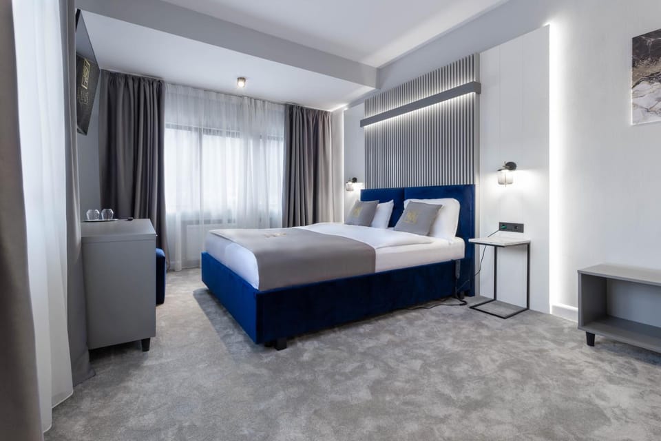 Bed, TV and multimedia, Photo of the whole room, Bedroom