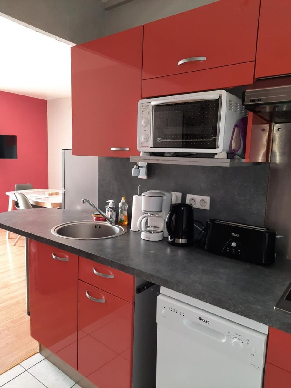 Kitchen or kitchenette, dishwasher, minibar