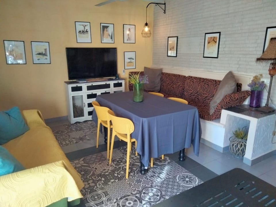 Living room, Dining area
