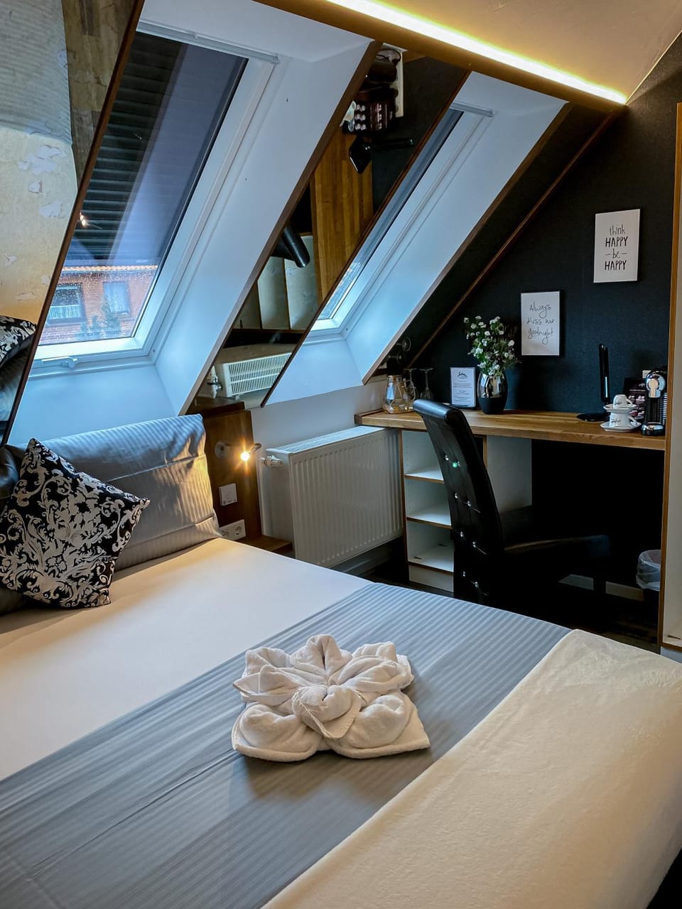 Bed, Photo of the whole room, Bedroom, hair dresser