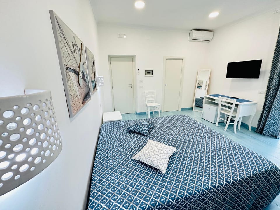 Bed, Photo of the whole room, Bedroom, air conditioner