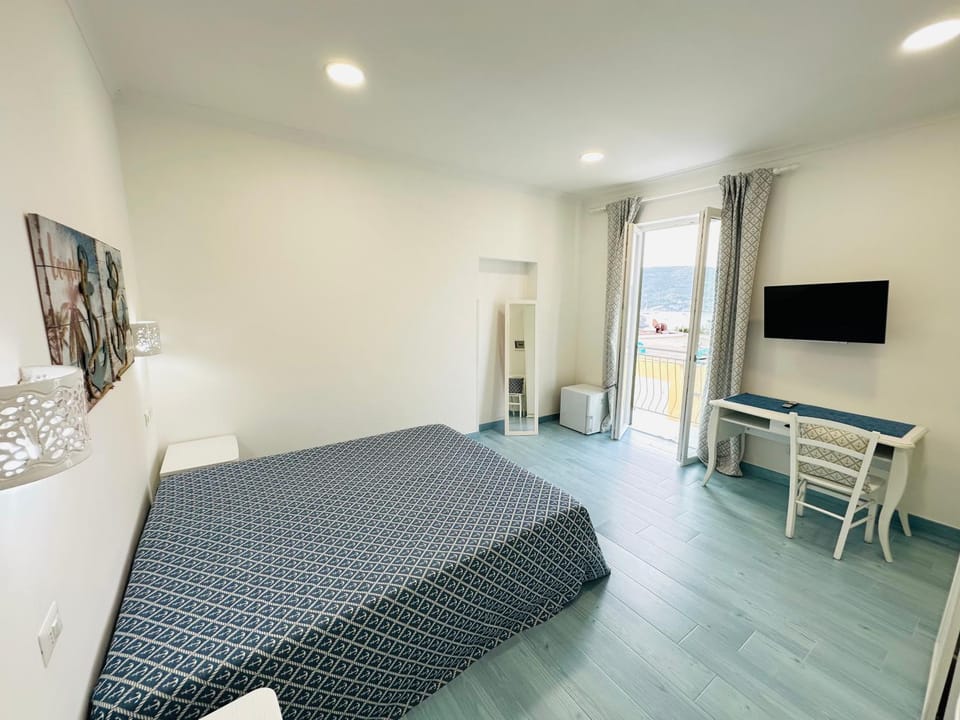 Communal lounge/ TV room, Bed, TV and multimedia, Photo of the whole room, Bedroom