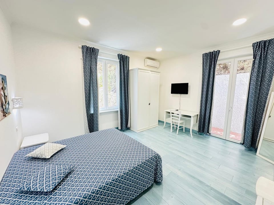 Bed, TV and multimedia, Photo of the whole room, Bedroom, air conditioner