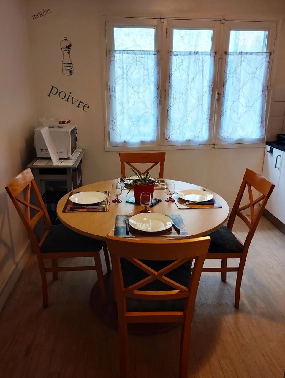 Dining area, Meals, Meals, Breakfast, Breakfast, Dinner, microwave, oven, kitchen