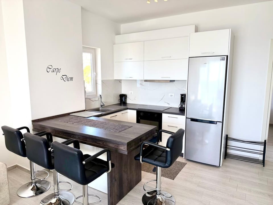 Kitchen or kitchenette, Dining area, oven, stove