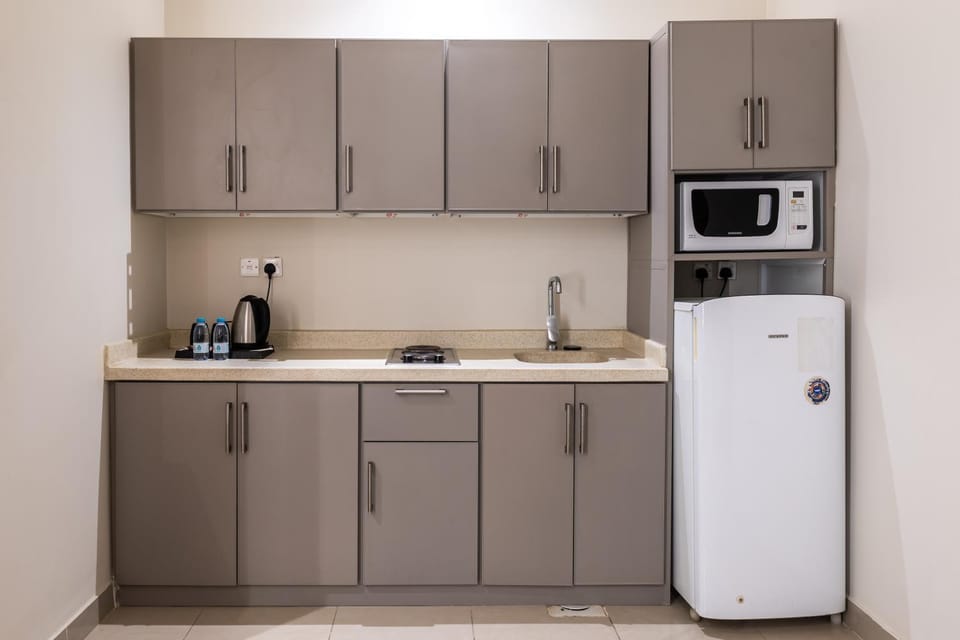 Coffee/tea facilities, Kitchen or kitchenette, minibar, stove