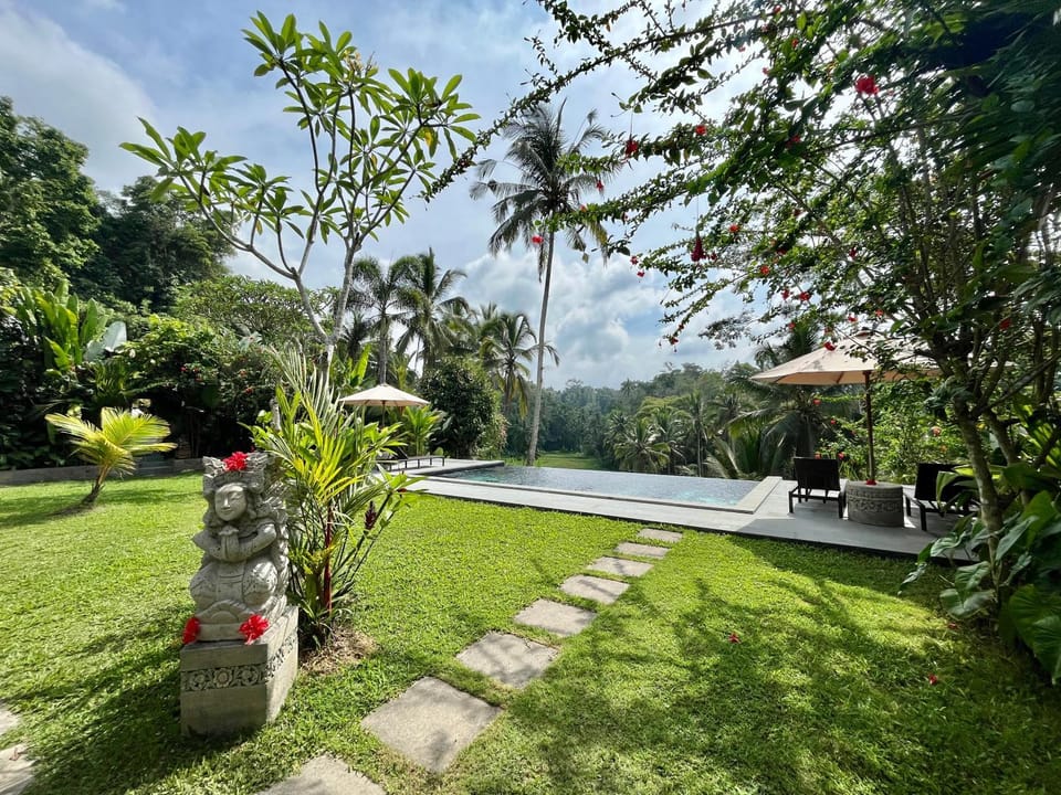 Restaurant/places to eat, Swimming pool