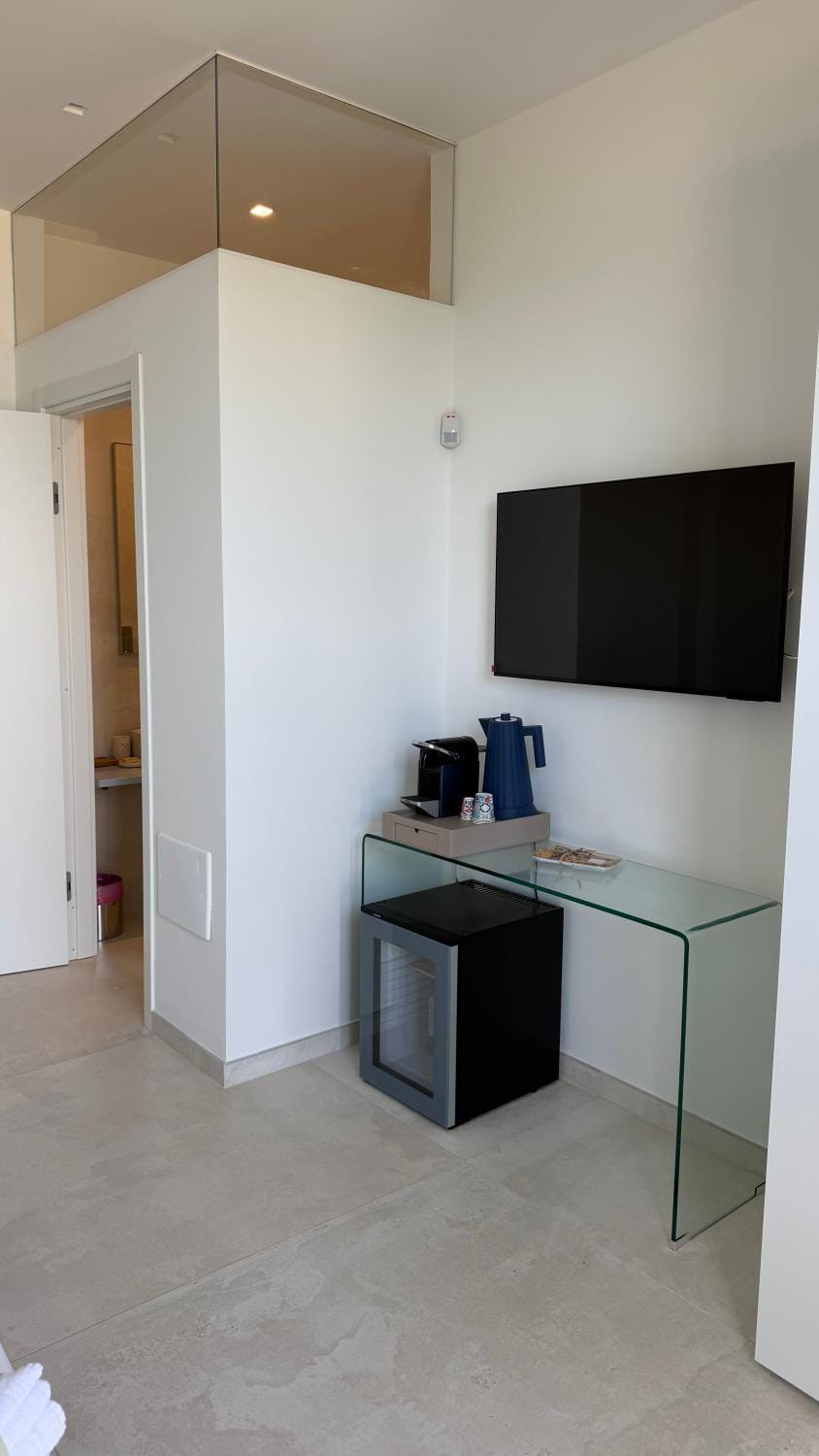 Coffee/tea facilities, minibar