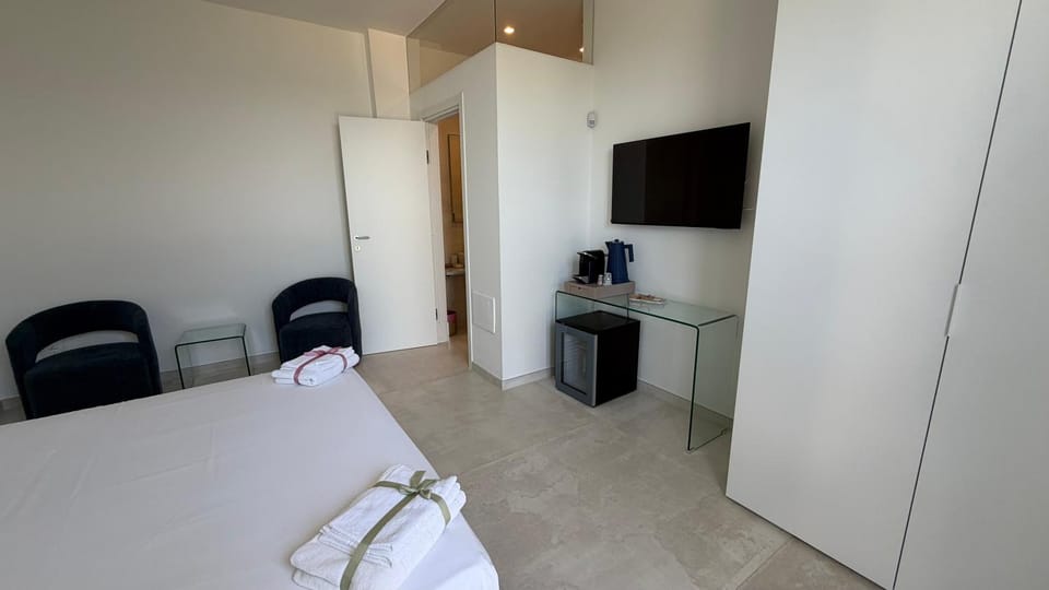 TV and multimedia, Photo of the whole room, Bedroom