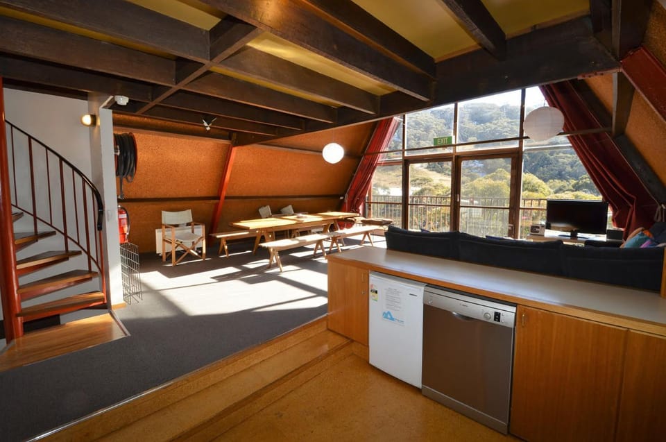 Kitchen or kitchenette, Living room, Seating area, Dining area, Mountain view