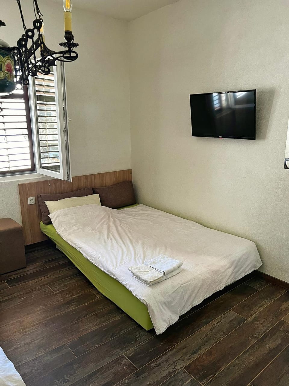Bed, TV and multimedia