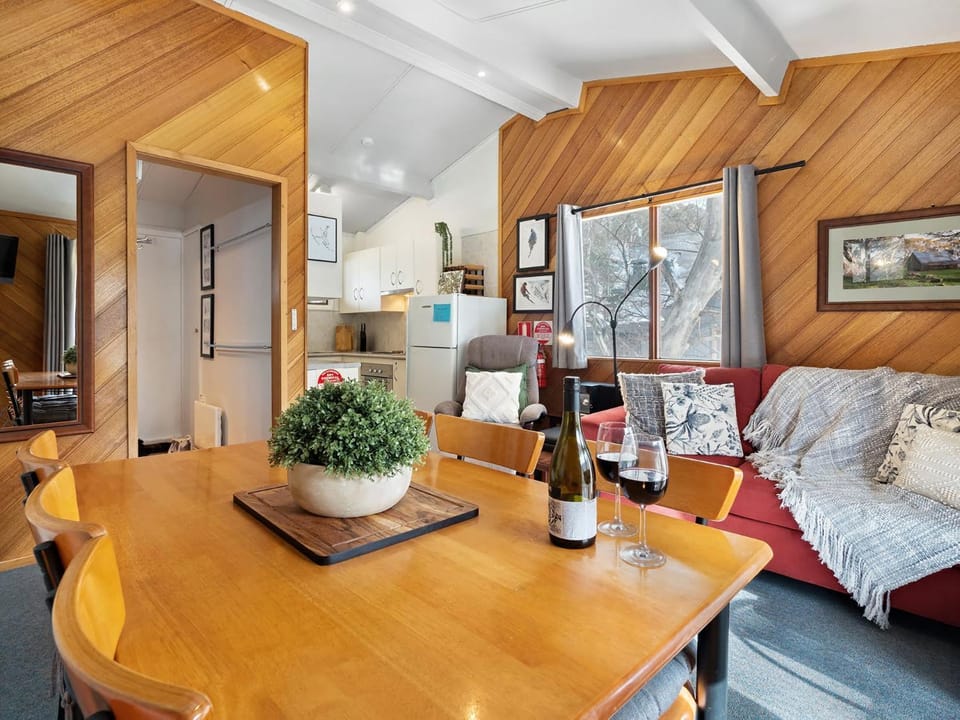 Kitchen or kitchenette, Seating area, Dining area