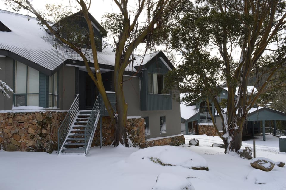 Property building, Facade/entrance, Winter