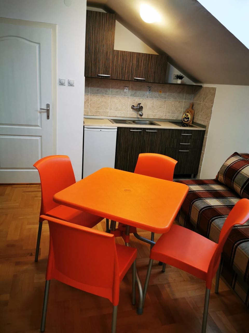 Kitchen or kitchenette, Living room, Seating area, Dining area, stove