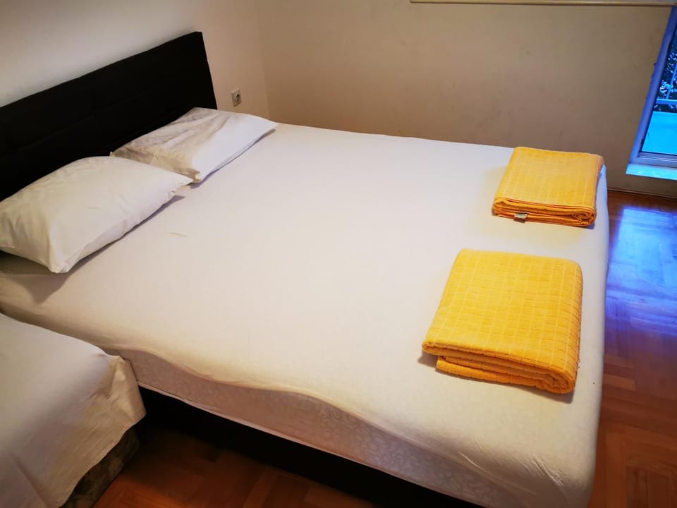 Bed, Bedroom, heating, heating, towels