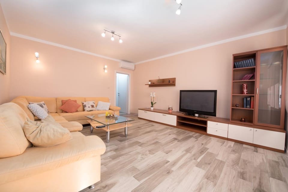 Communal lounge/ TV room, Living room, Seating area