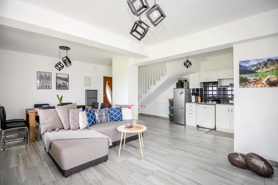 Coffee/tea facilities, Kitchen or kitchenette, Living room, Seating area, Dining area