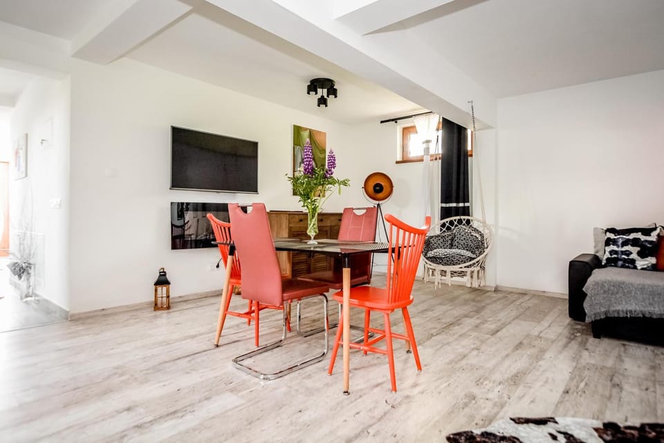 Kitchen or kitchenette, Living room, Seating area, Dining area