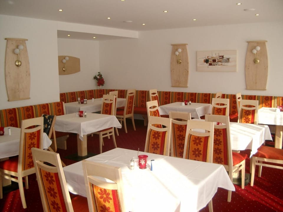 Restaurant/places to eat, Buffet breakfast