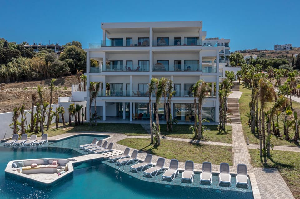 Property building, Spring, Day, Natural landscape, Garden, Garden view, Pool view, Swimming pool, sunbed