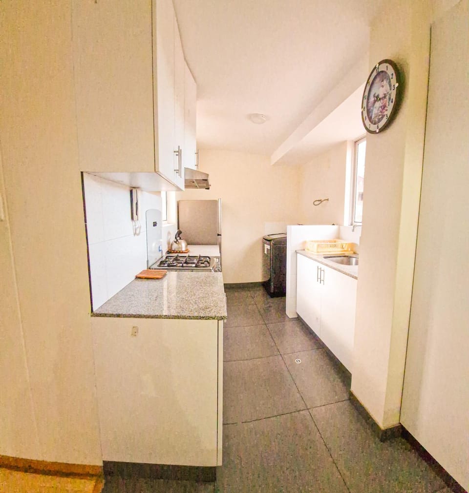 Kitchen or kitchenette, minibar, oven